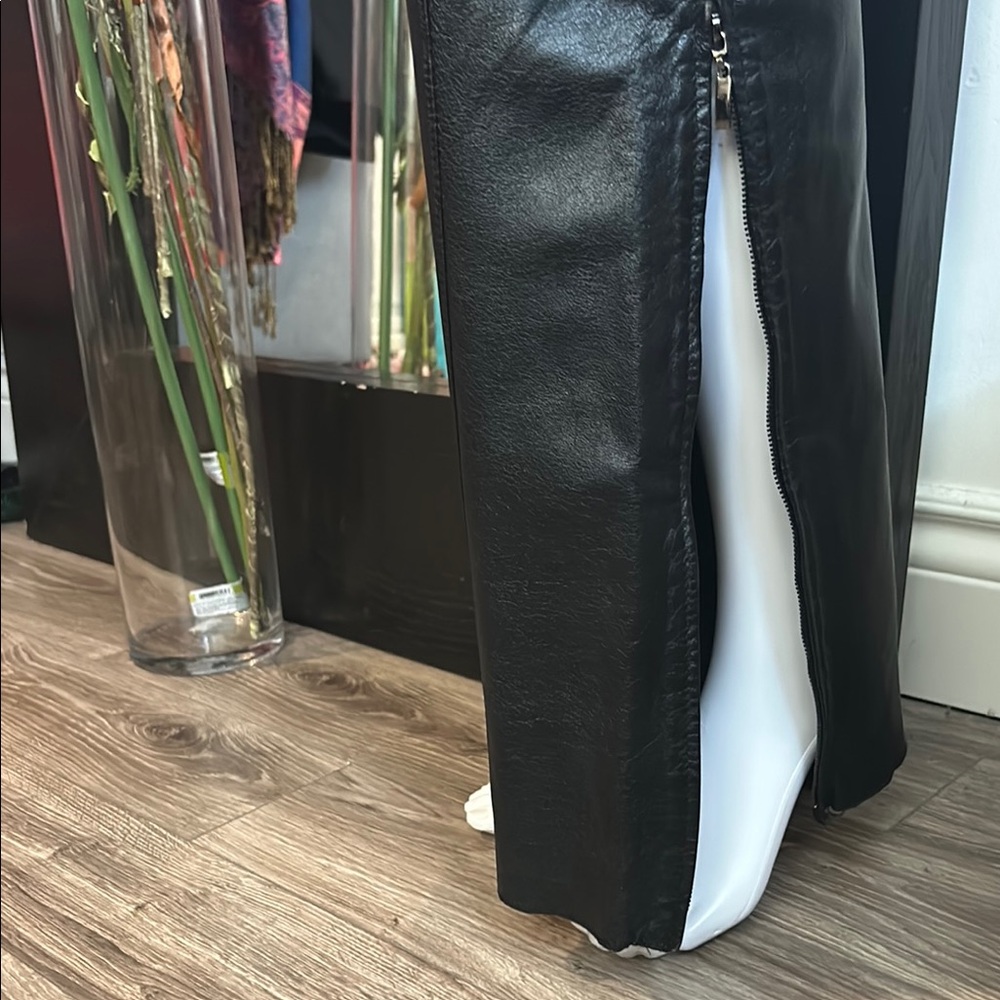 GORGEOUS DANIER Black Leather pants that flare out at the bottom with a zipper. - Picture 8 of 15